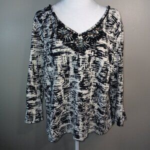 RUBY RD V-NECK PULLOVER, BLACK AND WHITE DESIGN, JEWEL NECK, XL